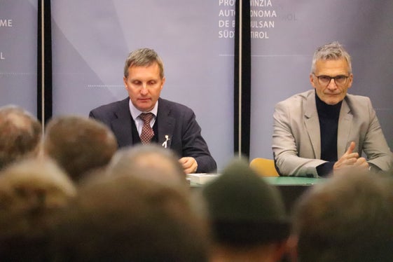 Es braucht gut vorbereitete Männer und Frauen, die bei der Wildregulierung mitwirken: Forstwirtschaftslandesrat Luis Walcher und Landesforstdirektor Günther Unterthiner bei der Jungjägerfeier 2024. (Foto: LPA/Maja Clara)