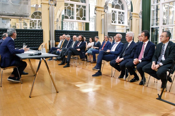 Als ersten Verfahrensschritt für die Beantragung der Akkreditierung eines Medizinstudiengangs beim zuständigen Ministerium haben heute in Bozen Landeshauptmann Kompatscher und der Rektor der Univeristá Cattolica del Sacro Cuore, Franco Anelli, ein Einvernehmensprotokoll unterzeichnet. (Foto: LPA/Greta Stuefer)