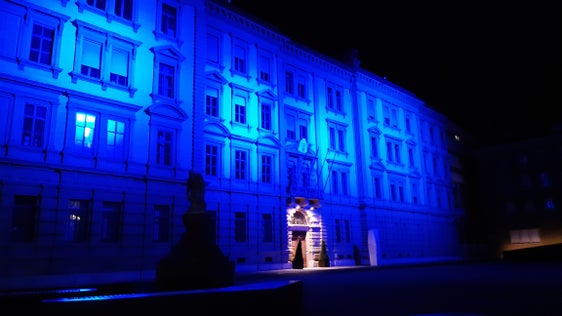 Blaue Beleuchtung am Landhaus 1: Licht auf die Enzephalomyelitis, eine Krankheit, die sonst oft im Dunkeln bleibt. (Foto: LPA/Guido Steinegger)