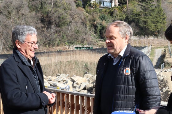 Il direttore della scuola Weis (a sinistra) e il direttore dell'Ufficio sistemazione bacini montani Ovest, Peter Egger, alla festa di piantumazione sulla diga del torrente Mut, al confine tra Merano e Lagundo (Foto: ASP/Maja Clara)