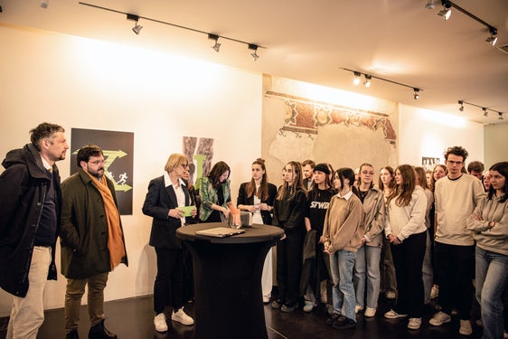 Il vicepresidente Daniel Alfreider con Alessandro De Lisi (Fondazione Falcone) e la dirigente scolastica Edith Meraner (da sinistra) hanno inaugurato la mostra “Le parole cambiano il mondo” sulla cultura della legalità con le opere degli alunni della scuola professionale Gutenberg. (Foto: USP/Veronika Lochmann)