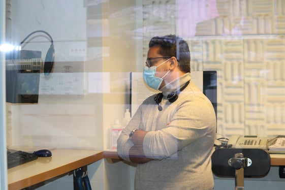 Manuel Scotellaro della Centrale viabilità ha registrato il bollettino BIS di oggi, che è andato in onda alla radio (Foto: ASP / Maja Clara) 