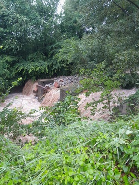 Ein kleines Rückhaltebecken im Schlandraunbach in Schlanders ist nach den ergiebigen Regenfälle der vergangenen Tage mit Geschiebematerial vollgefüllt, Wildbachverbauung und Freiwillige Feuerwehr halten die Situation unter Kontrolle. (Foto: LPA/Freiwillige Feuerwehr Schlanders)