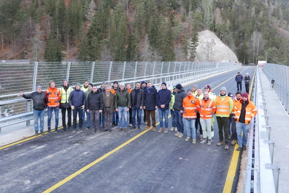 Zufrieden, die Brücke nach harter Arbeit in den vergangenen Wochen noch vor Weihnachten öffnen zu können: Bauarbeiter, Techniker, Bauarbeiter sowie Gemeinde- und Landesvertreter bei der Freigabe der Infrastruktur für den Verkehr (Foto: LPA/Ingo Dejaco)