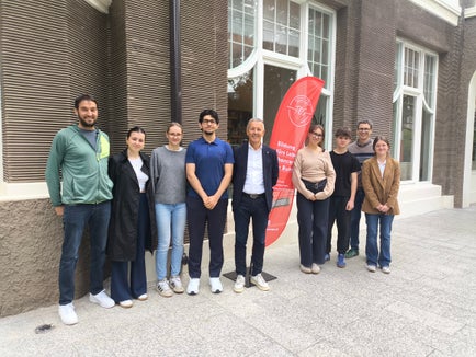 Confronto su ambiente e tutela del clima: l'assessore provinciale Peter Brunner con studentesse e studenti della scuola  Marie Curie, Alicia Streitberger, Lara Ambach, Liam Baumgartner, Giulio Falaha, Paula Rainer e Lea Stecher, e i docenti Andreas Dietl e Florian Erschbamer. (Foto: USP)