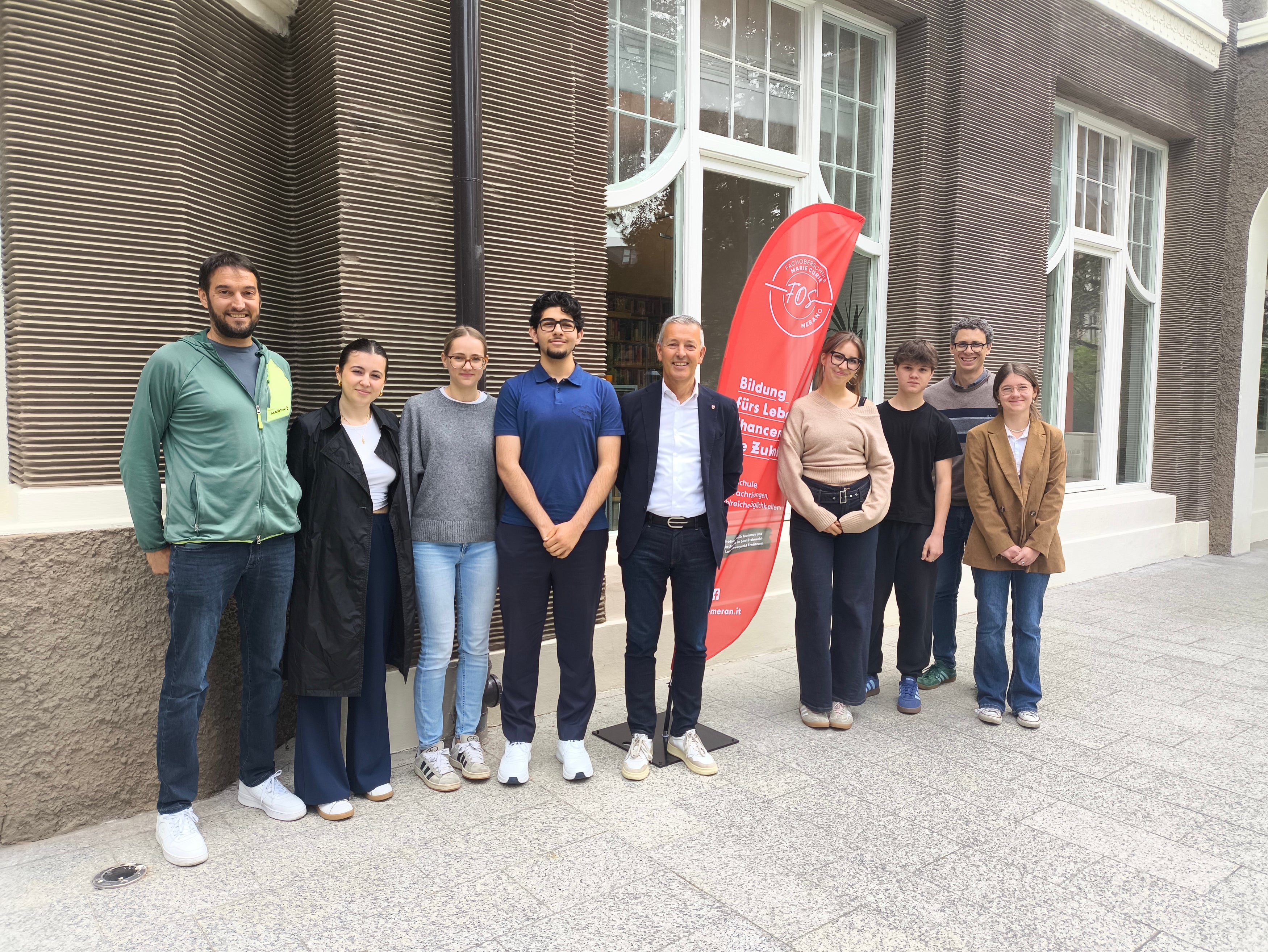 Confronto su ambiente e tutela del clima: l'assessore provinciale Peter Brunner con studentesse e studenti della scuola  "Marie Curie", Alicia Streitberger, Lara Ambach, Liam Baumgartner, Giulio Falaha, Paula Rainer e Lea Stecher, e i docenti Andreas Dietl e Florian Erschbamer. (Foto: USP)
