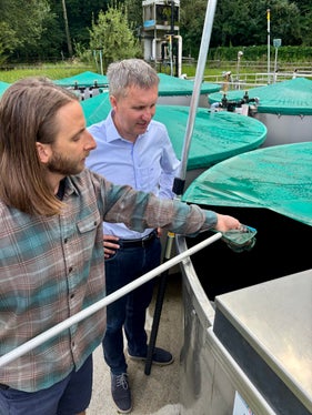 Landesrat Luis Walcher (rechts) bei der Besichtigung des Aquatischen Artenschutzzentrums in Schenna mit dessen Koordinator Daniel Eisendle. (Foto: LPA/Ressort Landwirtschaft, Forstwirtschaft und Tourismus/Sabine Pitscheider)