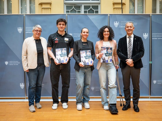 Am 26. März wurde in Bozen das Sportjahrbuch 2025 vorgestellt. Die Publikation bietet auf 176 Seiten einen umfassenden Überblick über die sportlichen Leistungen und Veranstaltungen des vergangenen Jahres in Südtirol. Im Bild von links nach rechts: Amtsdirektorin Laura Savoia, Matteo Bianchi, Eva Lechner, Evelin Lanthaler und Landesrat Peter Brunner. (Foto: LPA/Fabio Brucculeri)