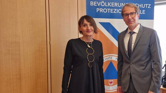 Zusammenarbeit und Synergie: Regierungskommissärin Maddalena Travaglini mit dem Direktor der Agentur für Bevölkerungsschutz Klaus Unterweger (Foto: LPA/Agentur für Bevölkerungsschutz)