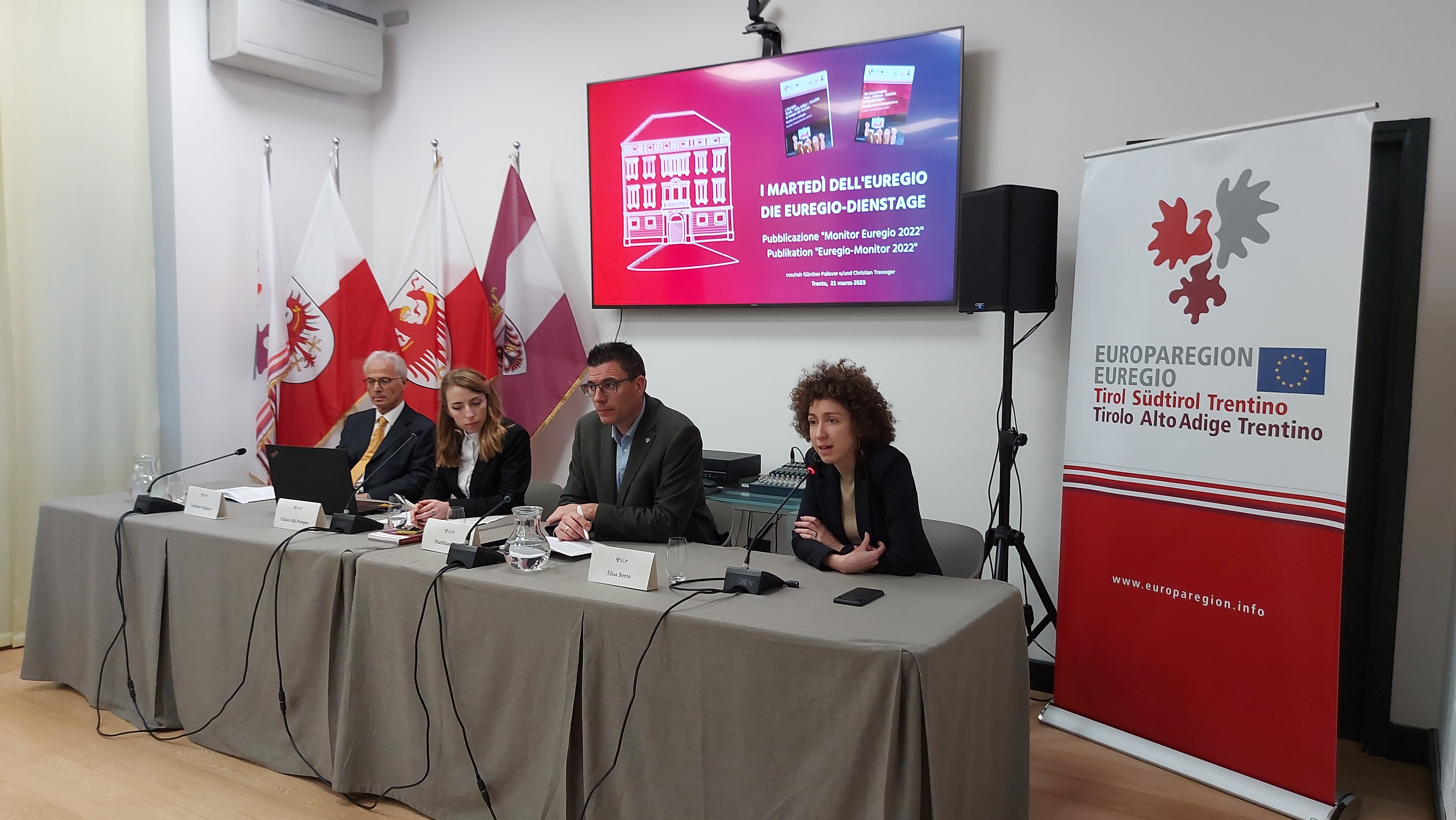 Un momento della presentazione del Monitor Euregio a Casa Moggioli. Nella foto, da sinistra: Günther Pallaver (Università di Innsbruck), Chiara Ida Pompeo, Matthias Fink ed Elisa Bertò (Euregio) [Foto Euregio]