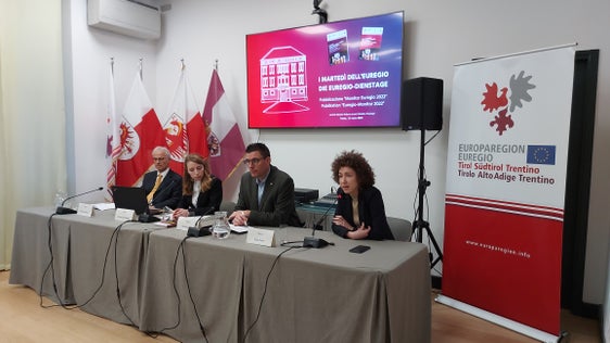 Die Vorstellung des Euregio-Monitors in der Casa Moggioli: (v. l.) Günther Pallaver (Universität Innsbruck), Chiara Ida Pompeo, Matthias Fink und Elisa Bertò (Euregio) - (Foto: Euregio)