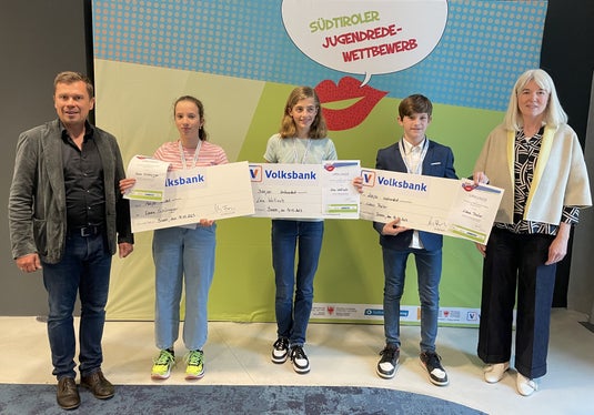 Die Sieger und Siegerinnen in der Kategorie Klassische Rede Mittelschule: (v. l.) Konrad Pamer (Amtsdirektor Amt für Jugendarbeit), Emma Schönegger (3. Platz), Lina Wallisch (1. Platz), Lukas Thaler (2. Platz), Alexa Falk (Verantwortliche Kommunikation Volksbank) (Foto: LPA/Bildungsdirektion/Ulrike Huber)