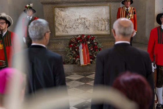Vor dem Andreas-Hofer-Grabmal in der Hofkirche legten die Landeshauptleute einen Kranz nieder. (Foto: Land Tirol/Sedlak)