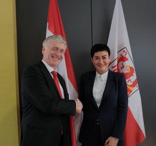 L'incontro tra l'assessora provinciale Mair e l'incaricato Prummer si è incentrato sulla politica abitativa e sulla sicurezza. (Foto: ASP/Lukas Forer)