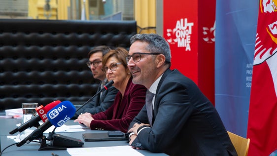 Il presidente della Provincia, Arno Kompatscher, ha incontrato oggi i rappresenti dei media. Tra i temi trattati la "Sostenibilità sociale" (Foto: ASP/Fabio Brucculeri)