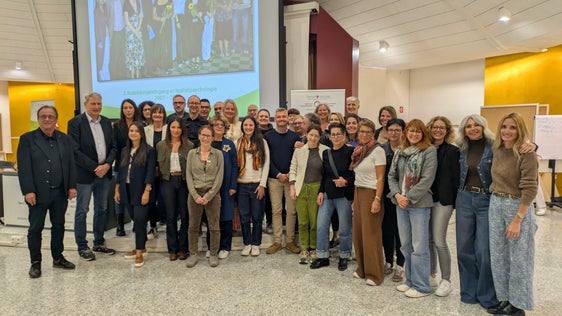 Gruppenfoto mit dem Großteil der Mitarbeitenden des psychologischen Diensts und des Krisentelefons. (Foto: Psychologischer Dienst des Krankenhauses Sterzing)
