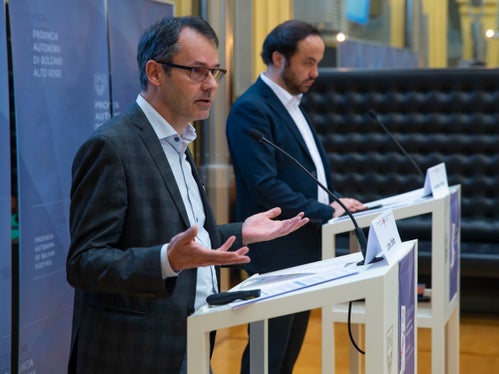 Arbeitsmarktservice-Direktor Stefan Luther (l.) wies darauf hin, dass - mit einem Spitzenwert von fast 240.000 - in Südtirol noch nie so viele Menschen beschäftigt waren wie in diesem Jahr. (Foto: LPA/Fabio Brucculeri)