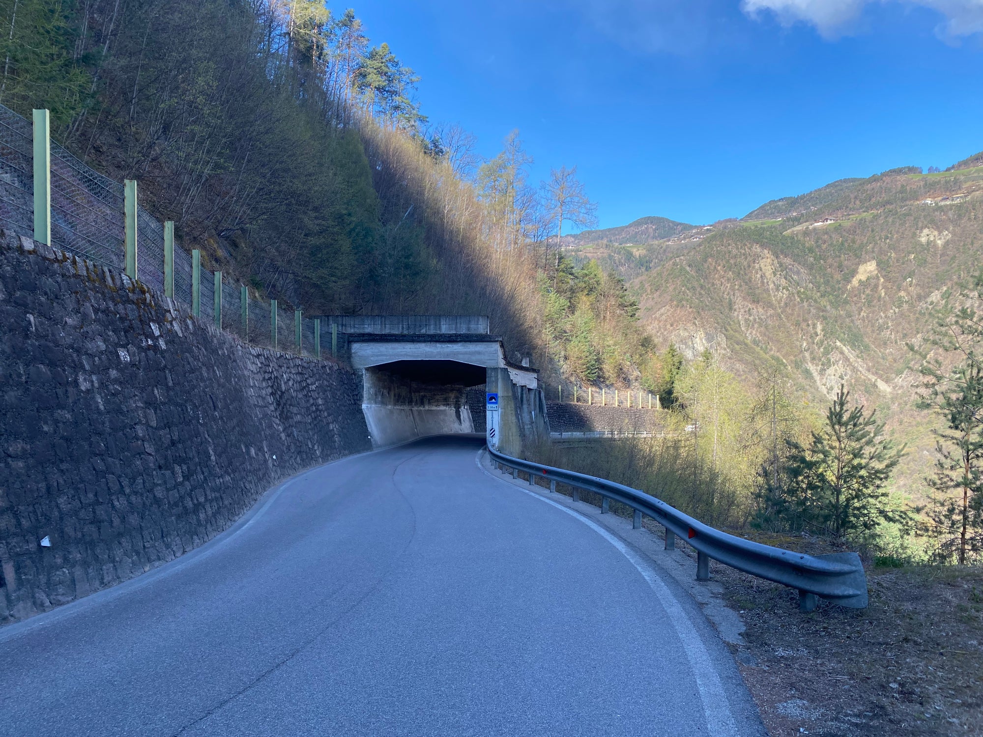 La Provincia autonoma di Bolzano prosegue gli interventi di sistemazione lungo la strada provinciale di Fiè. (Foto: USP/Dipartimento Infrastrutture e Mobilità)