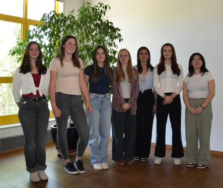 Die neu gewählten Vorstandsmitglieder der Schülergenossenschaft (von links): Mitglieder des Verwaltungsrates Julia Laimer, Pia Schwienbacher, Maia Kofler, Nives Frötscher, Obfrau-Stellvertreterin Angelina Weithaler und Obfrau Katharina Pichler sowie Verwaltungsrat-Mitglied Patrizia Pichler Pandora (Foto: LPA/Fachschule Tisens)
