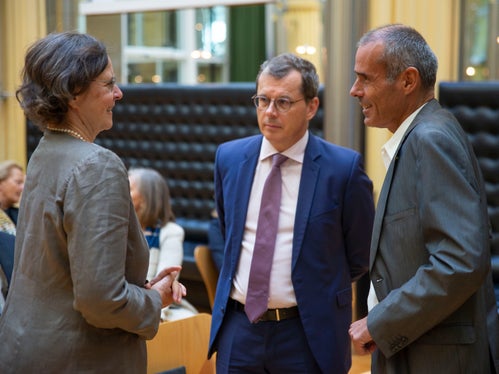 Da sinistra Maria-Elisabeth Wanke-Czerwenka a colloquio con il console generale d'Austria Clemens Mantl e Klaus Luther, direttore della Ripartizione Presidenza (Foto: ASP/Fabio Brucculeri)