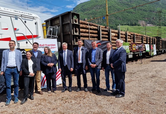 Lokalaugenschein am Verladebahnhof in Bozen, wo der erste Holzzug beladen wurde: A22-Präsident Hartmann Reichhalter, RTC-Präsidentin Alessia Rotta, RTC-CEO Martin Ausserdorfer, RTC-Verwaltungsrätin Astrid Kofler, Landtagsabgeordneter Franz Locher, Mobilitätslandesrat Daniel Alfreider, Bozens Vize-Bürgermeister Luis Walcher und die Landtagsabgeordneten Manfred Valazza und Sepp Noggler. (Foto: LPA/Angelika Schrott)