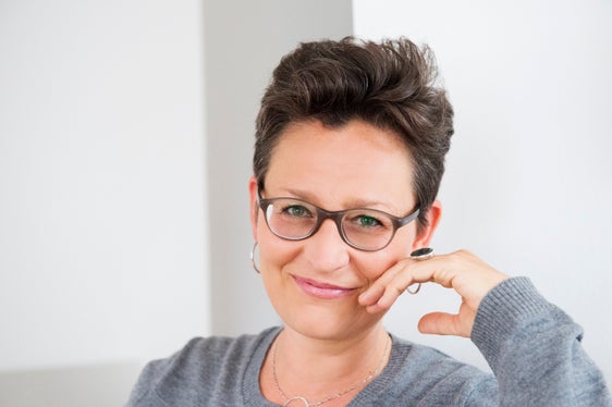 Christine Knödler betreibt einen Podcast für Kinder und Jugendliche. Gemeinsam mit ihrem Sohn Benjamin hat sie ein Jugendsachbuch geschrieben. (Foto: Nell Killius)