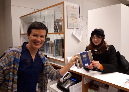 Michaela Grüner (l.) von der Stadtbibliothek Bruneck übergibt den Preis an Gewinnerin Yvonne Cioffi (Foto: Stadtbibliothek Bruneck)