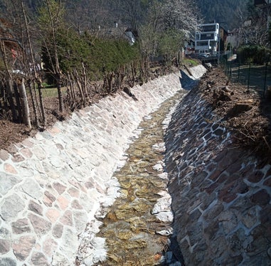 La cunetta lungo il corso del Rio Trametsch al termine dei lavori. (Foto: ASP/Ufficio sistemazione bacini montani Nord)