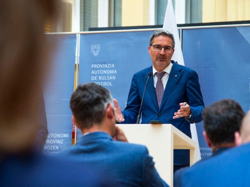 Il presidente della Provincia autonoma di Bolzano Arno Kompatscher: Siamo uniti nell'ambizione di dotare Bolzano di un centro di mobilità che consenta un'ulteriore crescita del numero di utenti del trasporto pubblico e diventi un biglietto da visita per la città e la provincia. (Foto: ASP/Fabio Brucculeri)