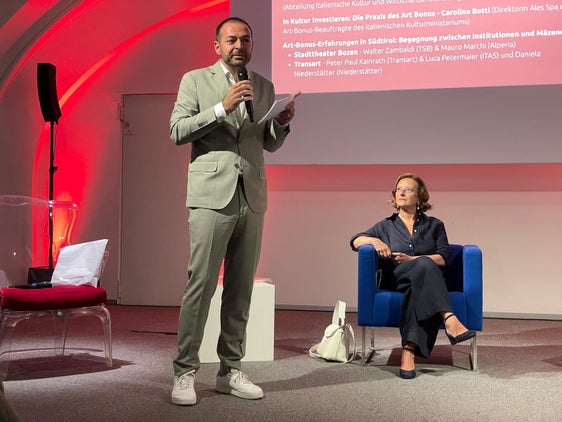 Landesrat Marco Galateo bei der Informationsveranstaltung mit der Art-Bonus-Beauftragten des Kulturministeriums Carolina Botti. (Foto: LPA/GNews)