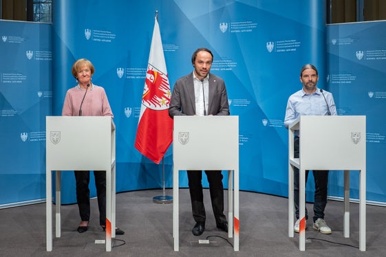 Stellten die gemeinsame Initiative von Deutscher Bildungsdirektion, Silvius Magnago Stiftung und Südtiroler Jugendring vor: Martha Stocker, Philipp Achammer und Peter Grund. (Foto: LPA/Greta Stuefer)