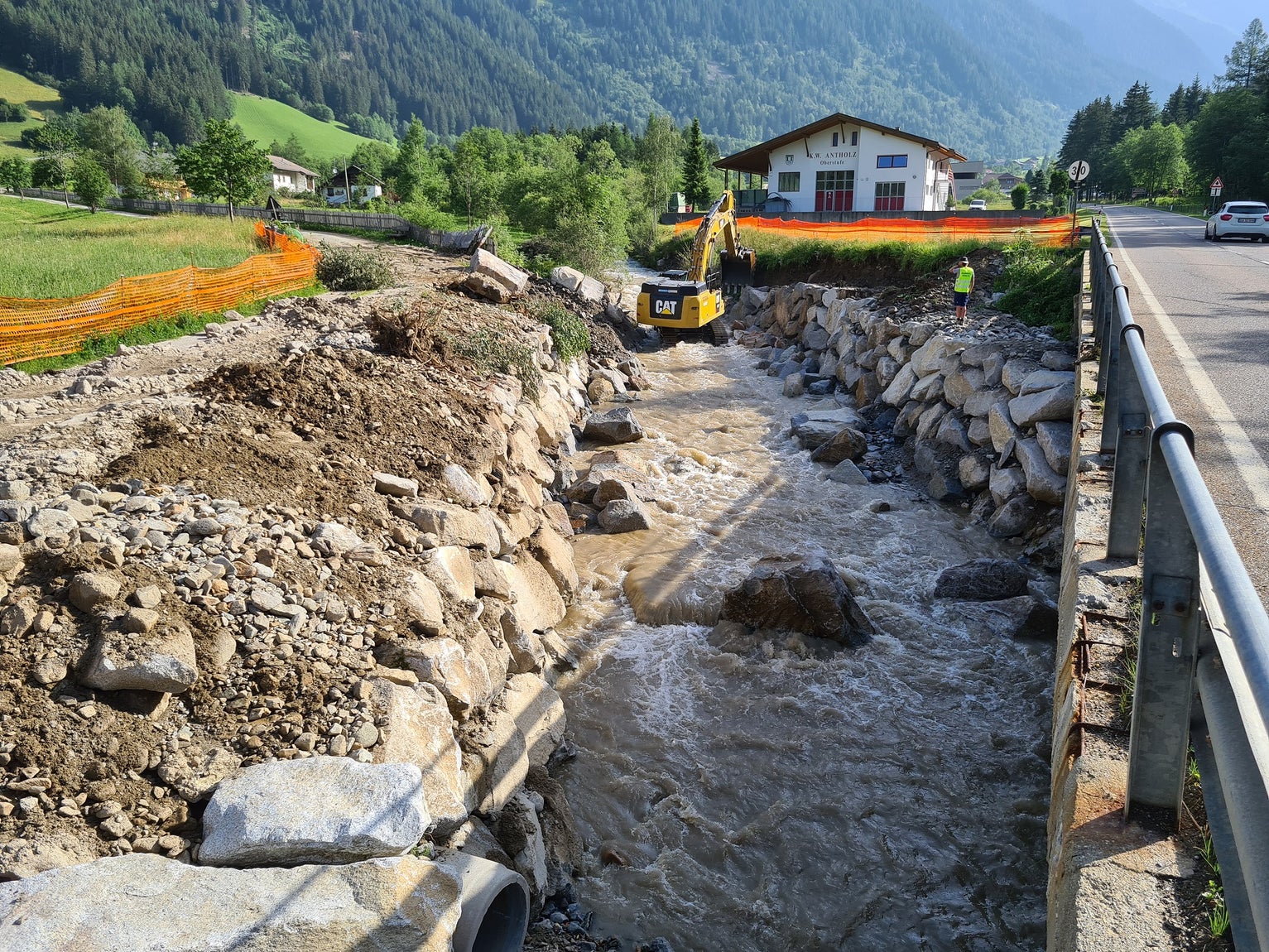 Die Wildbachverbauung behebt die Schäden im Antholzerbach und seinen Seitenbächen nach den Starkregenfällen der vergangenen Woche. (Foto: LPA/Landesamt für Wildbach- und Lawinenverbauung Ost)