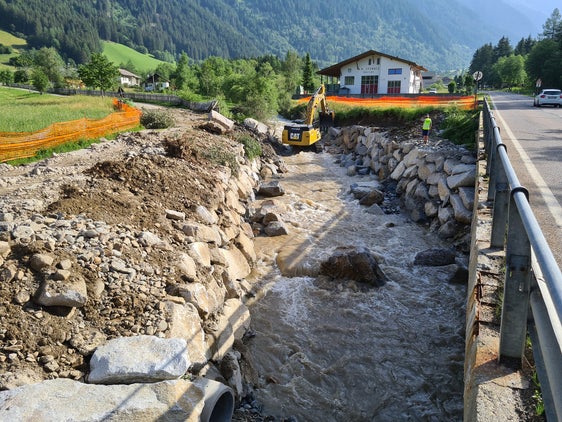 Dopo le forti piogge della scorsa settimana, l’Ufficio sistemazione bacini montani Est sta lavorando alla rimozione dei danni lungo il torrente Anterselva e in alcuni suoi affluenti (Foto: ASP/Ufficio sistemazione bacini montani Est)