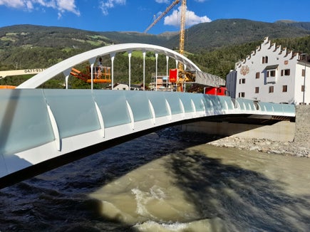 Über den Einfluss der beiden Flüsse in der Stadt Brixen informiert eine ganztätige Veranstaltung am Samstag, dem 15. Oktober, in der Albuingasse; im Bild die neue pfeilerlose Brücke über die Rienz auf der Höhe des ehemaligen Kurhauses Guggenberg (Foto: LPA/Maja Clara)