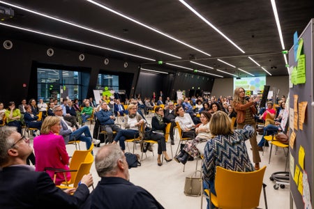 In che modo la Provincia, in qualità di datore di lavoro, può rimanere al passo con le altre aziende? Questo è stato il focus della Giornata delle/dei dirigenti dell’Amministrazione provinciale 2024. (Foto: ASP/Manuela Tessaro)