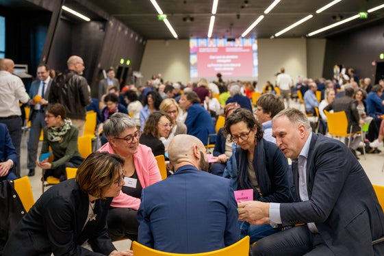 Il significato e lo scopo del lavoro per la Provincia autonoma di Bolzano: scambio tra dirigenti in gruppi di lavoro al NOI Techpark (Foto: ASP/Manuela Tessaro)