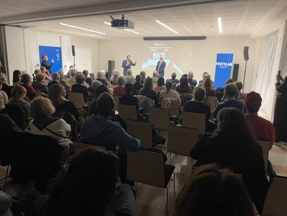 Sala gremita al Trevilab di Bolzano per l'anteprima del documentario "Mani Maestre", il documentario RAI che esplora e tratteggia il patrimonio artigianale dell’Alto Adige. (Foto: USP)