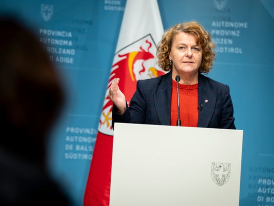 L'assessora provinciale Rosmarie Pamer ha annunciato oggi (5 dicembre) le nuove misure sull'anticipo degli assegni di mantenimento. A partire da marzo 2025 prevista l'erogazione di importi più elevati, l'ampliamento della platea dei beneficiari e l'estensione del periodo di pagamento. (Foto: USP/Fabio Brucculeri)