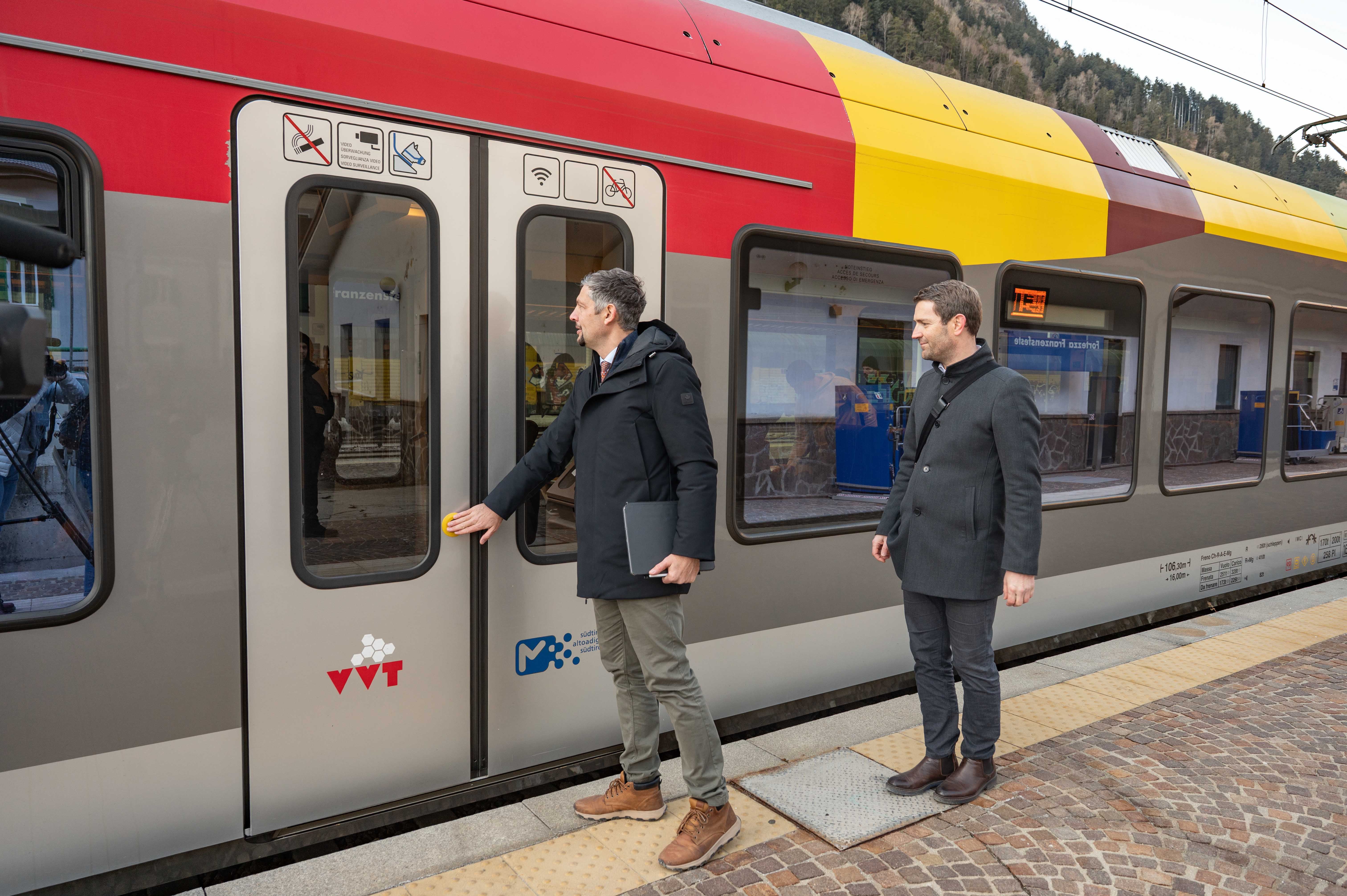 Es fehlen noch vier Tage bis zur Wiedereröffnung der Bahnstrecke Bruneck–Franzensfeste am 27. Jänner. Am Vormittag des 23. Jänners wurden mehrere Tests auf der Strecke durchgeführt, an denen auch der Landesrat für Infrastruktur und Mobilität, Daniel Alfreider (links), und der Direktor des Ressorts Infrastruktur und Mobilität, Martin Vallazza, teilnahmen. (Foto: LPA/Greta Stuefer)