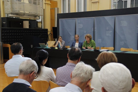 Landesgesetzentwurf zum Ehrenamt vorgestellt (von links): Andrea Tauber und Judith Notdurfter vom Landesamt für Freiwilligenwesen und Solidarität und Landesrätin Rosmarie Pamer (Foto: LPA/Hannes Wisthaler)
