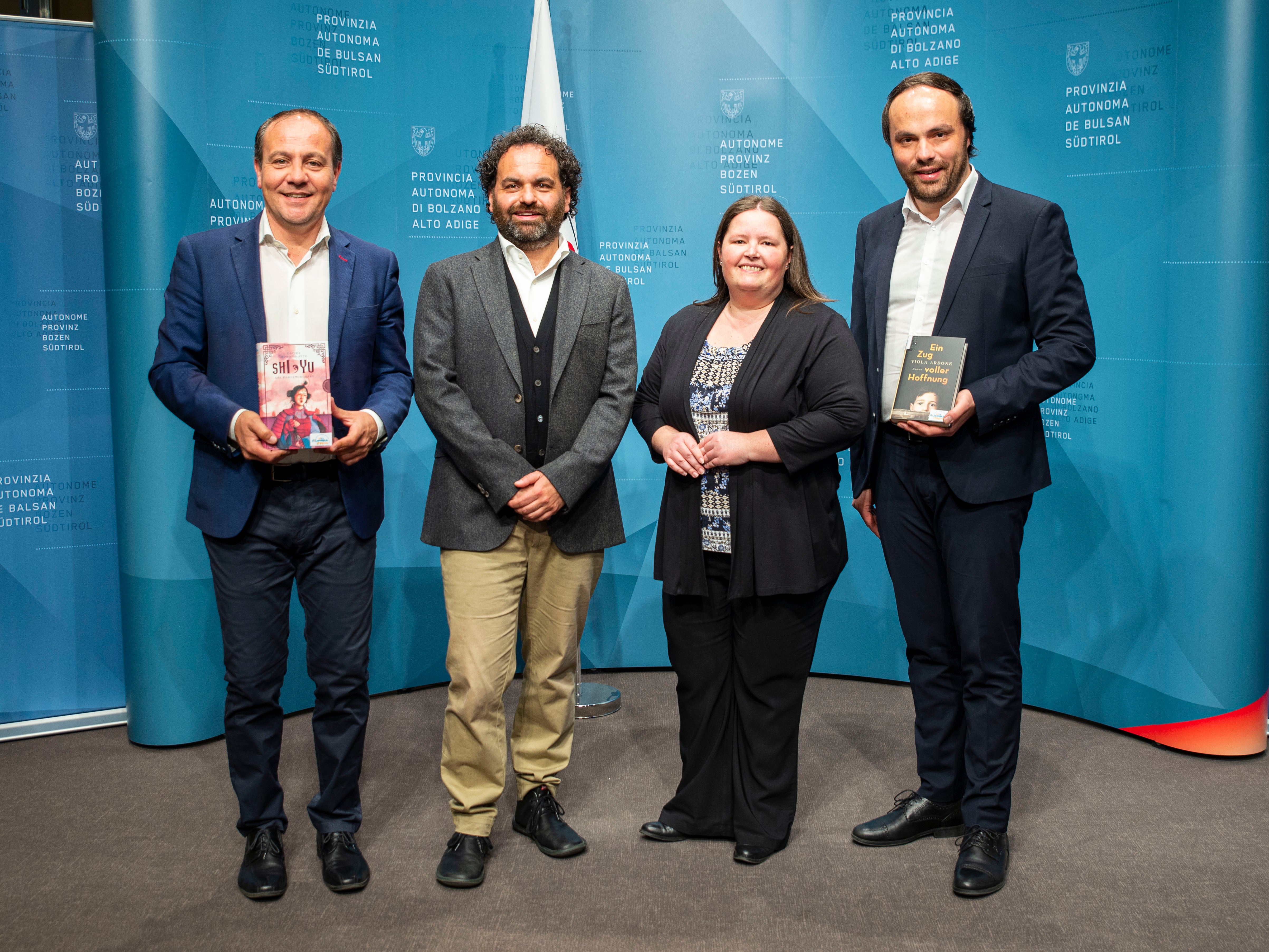 Promuovere la lettura estiva lavorando in rete. Nella foto (da sinistra), l'assessore Giuliano Vettorato, i direttori Marion Gamper e Luca Bizzarri e l'assessore Philipp Achammer. (Foto: ASP/Fabio Brucculeri)