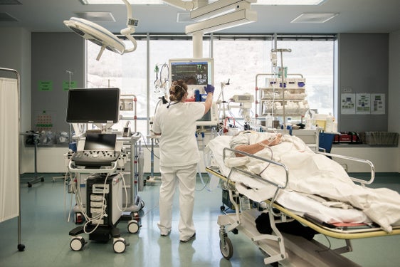 Für eine effizientere Versorgung und mehr Sicherheit für Patientinnen und Patienten werden Notfall-, Anästhesie- und Intensivmedizin im Krankenhaus Bozen (im Bild ein Behandlungsraum) zusammengelegt. Die Landesregierung hat die Umstrukturierung auf Vorschlag von Gesundheitslandesrat Hubert Messner beschlossen. (Foto: LPA/Claudia Corrent)