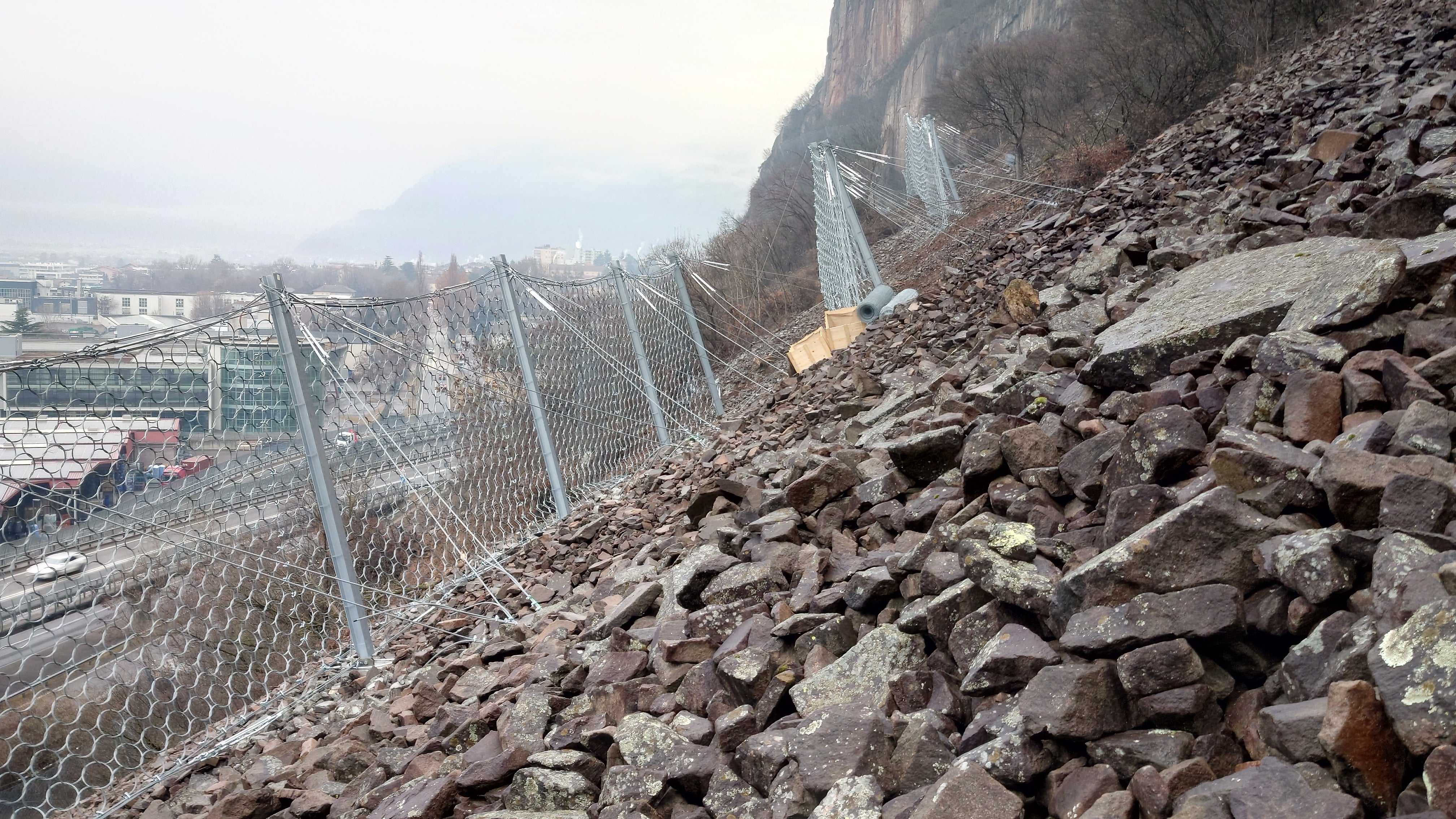 Acht Zaunteile mit einer Gesamtlänge von 410 Metern sollen in Leifers besseren Schutz vor Steinschlag bieten. (Foto: LPA/Landesabteilung Straßendienst)