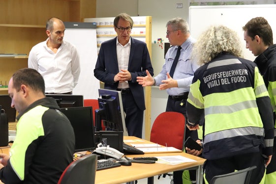 Ab 9.30 Uhr war heute das Lagezentrum an der Drususallee in Bozen besetzt, um den landesweiten Zivilschutz-Probealarm vorzubereiten: (stehend von links) der Direktor des Landesamtes für Zivilschutz in der Agentur für Bevölkerungsschutz Michael Gamper, der Direktor der Agentur für Bevölkerungsschutz Klaus Unterweger, der Kommandant der Berufsfeuerwehr Bozen Florian Alber, 