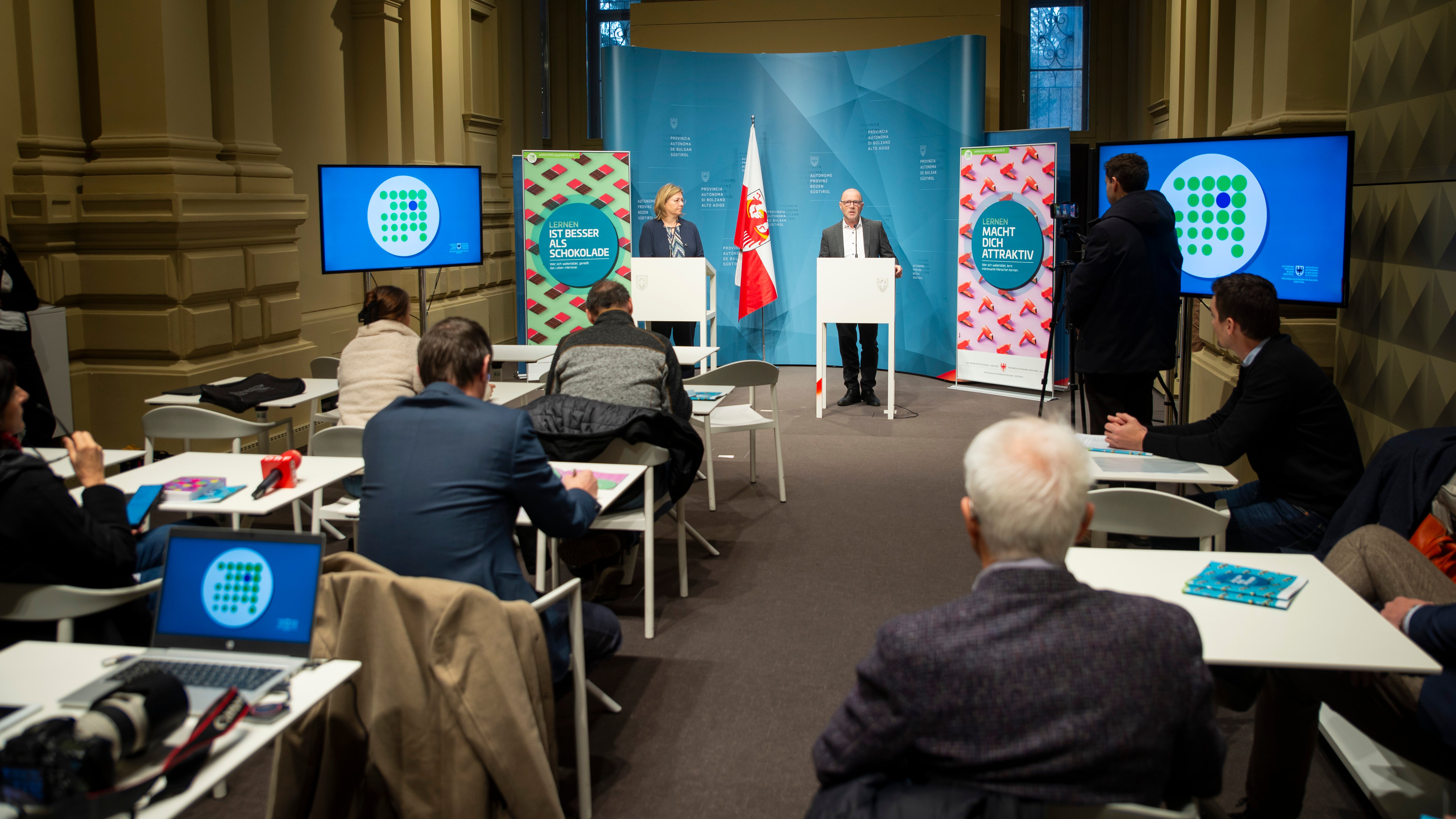 Die Erwachsenenbildung in den Fokus rücken, das will die Kampagne, die das Weiterbildungsamt am heutigen internationalen Tag der Bildung Im Landhaus in Bozen vorgestellt hat. (Foto: LPA/Fabio Brucculeri)