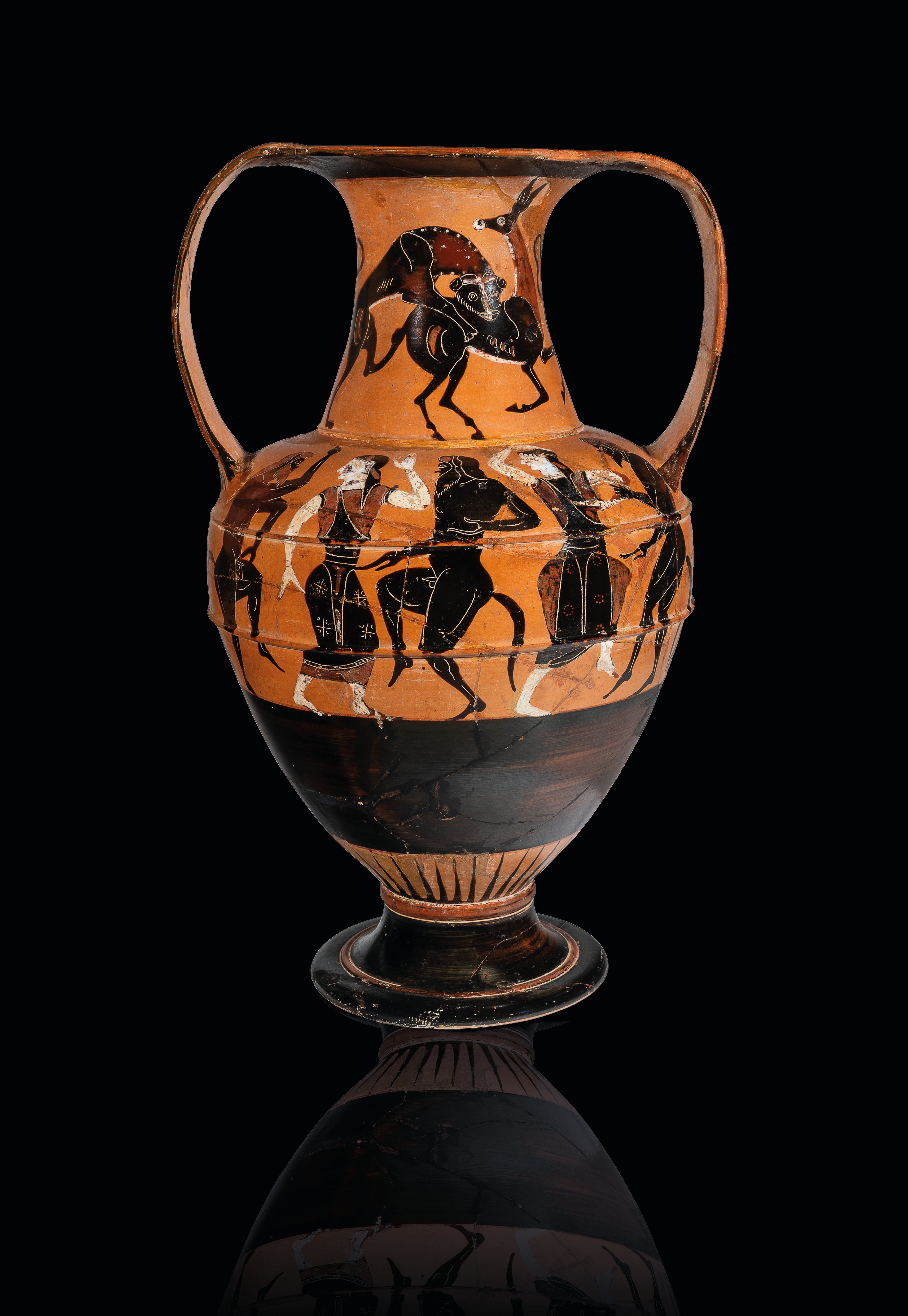 L'anfora con scena dionisiaca e iscrizione dipinta con firma del ceramista: “Nikosthenes epoiesen” (Nikosthenes fece) (seconda metà VI sec. a.C.) proveniente da Cerveteri, necropoli di Cava della Pozzolana, conservata al museo nazionale Etrusco di Villa Giulia. è una delle grandi attrazioni della mostra inaugurata oggi al Centro Trevi. ( foto etru /archivio fotografico Mauro Benedetti)