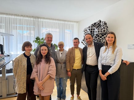 Hanno parlato del variopinto panorama museale altoatesino: Mirjam Kaufman e Marianne Lechner (dipendenti dell'Associazione musei altoatesini), il vicepresidente Robert Gruber, la consigliera Lisa Leoni, il presidente Florian Hofer, l'assessore provinciale Philipp Achammer e la consigliera Julia Aufderklamm. (Foto: USP/Clara Masiero)