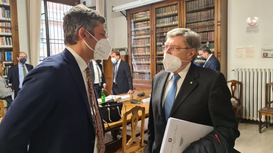 Landesrat Alfreider und Infrastrukturminister Giovannini am Rande der heutigen Gründungsvertrag-Unterzeichnung (Foto: LPA/Davide Cordua)