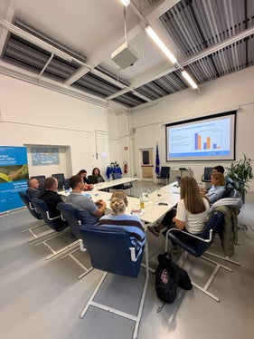 Una delegazione proveniente dalla zona di confine tra Polonia e Lituania ha visitato questa settimana l’Alto Adige per approfondire la conoscenza dell’approccio CLLD nell’ambito del programma Interreg Italia-Austria. L’approccio si basa sul coinvolgimento della popolazione locale e sullo sviluppo di progetti che rispondano concretamente alle esigenze della regione. (Foto: USP/Ripartizione Europa)