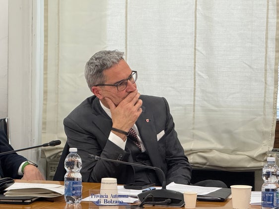 “La Provincia autonoma di Bolzano è il miglior esempio di come l’empowerment locale basato sull’Autonomia politico-amministrativa porti ad un utilizzo esemplare delle risorse UE", ha detto a Roma il presidente della Provincia autonoma di Bolzano, Arno Kompatscher, in occasione dell'incontro con il vicepresidente UE Raffaele Fitto. (Foto: Conferenza delle Regioni e delle Province autonome)